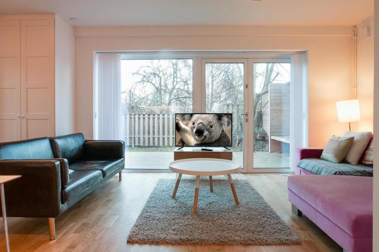 Вилла Townhouse On Arlanda Stockholm Metro Line - Easy Checkin Соллентуна Экстерьер фото
