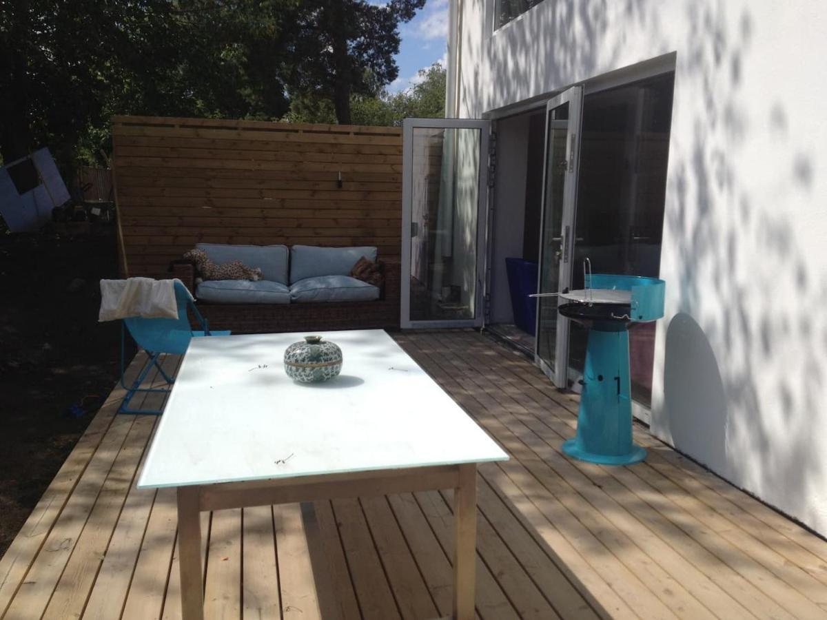 Вилла Townhouse On Arlanda Stockholm Metro Line - Easy Checkin Соллентуна Экстерьер фото